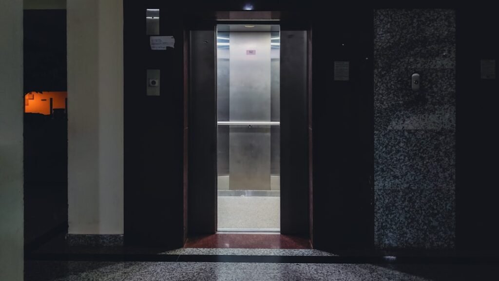 Photo lift elevator