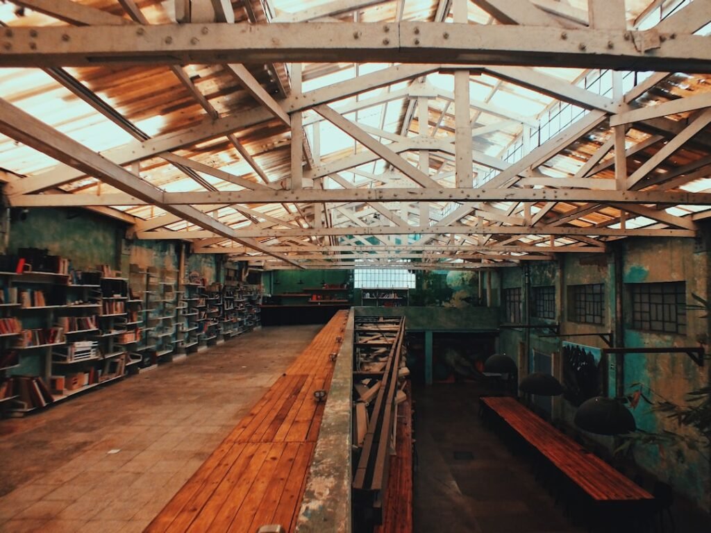 Photo warehouse hoist