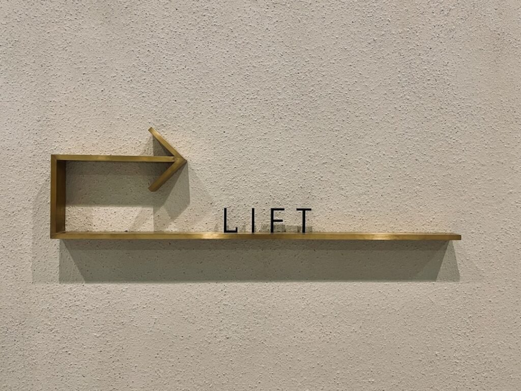 Photo lifting devices