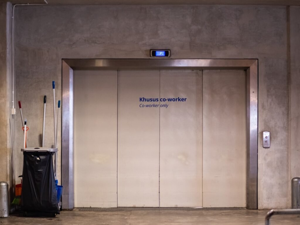 Photo elevator maintenance service