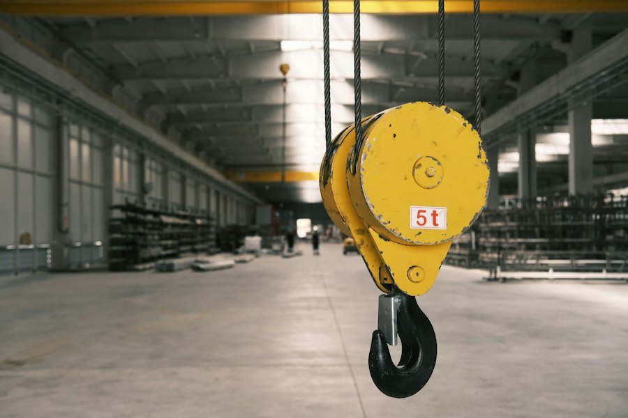 Photo industrial goods hoist guide