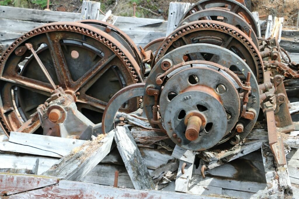Photo goods hoist mechanism