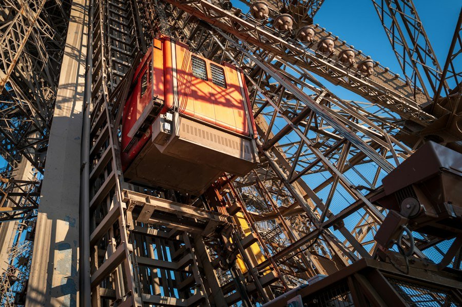 Photo goods hoist installation guide